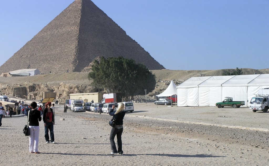 Pyramids of Giza 37